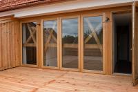 Bodentiefe Holz-Fenster auf Terrasse