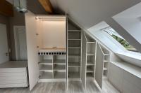 weißer Schrank offen 