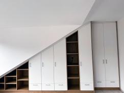 Weißer Kleiderschrank mit Holzelementen