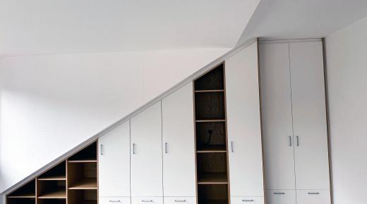 Weißer Kleiderschrank mit Holzelementen