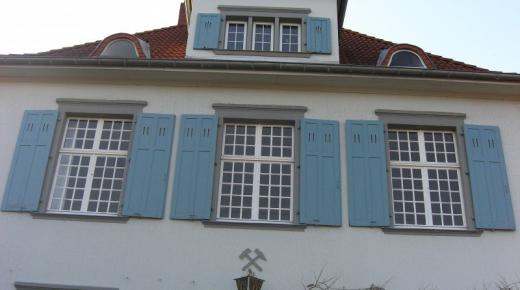 Weiße Fenster mit Sprossen