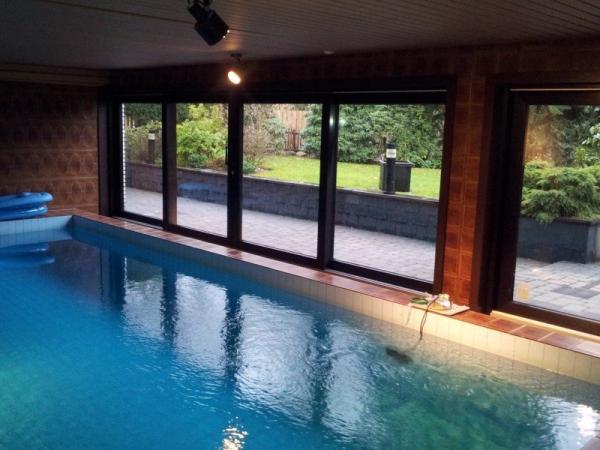Fenster am Schwimmbad innen