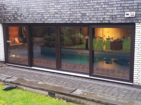 Fenster am Schwimmbad außen
