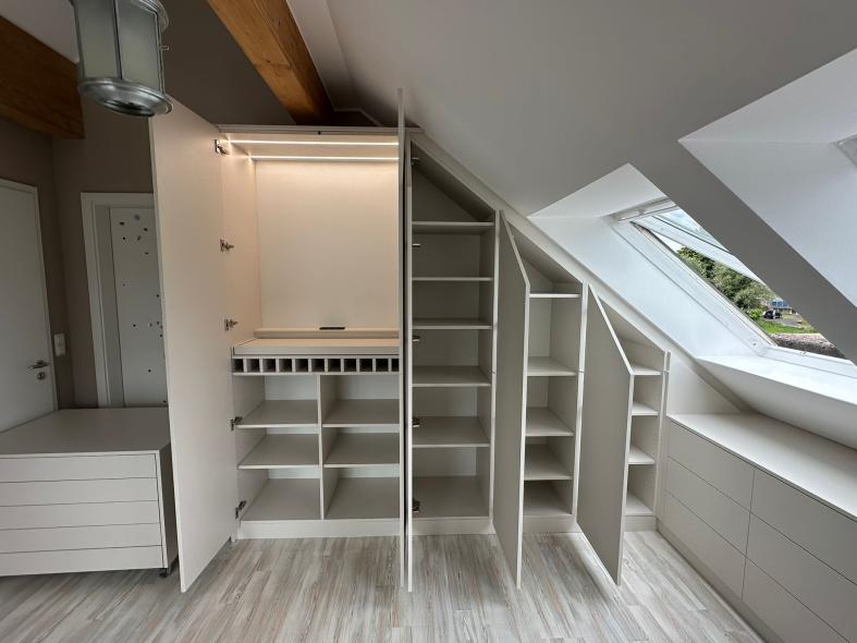 weißer Schrank offen 