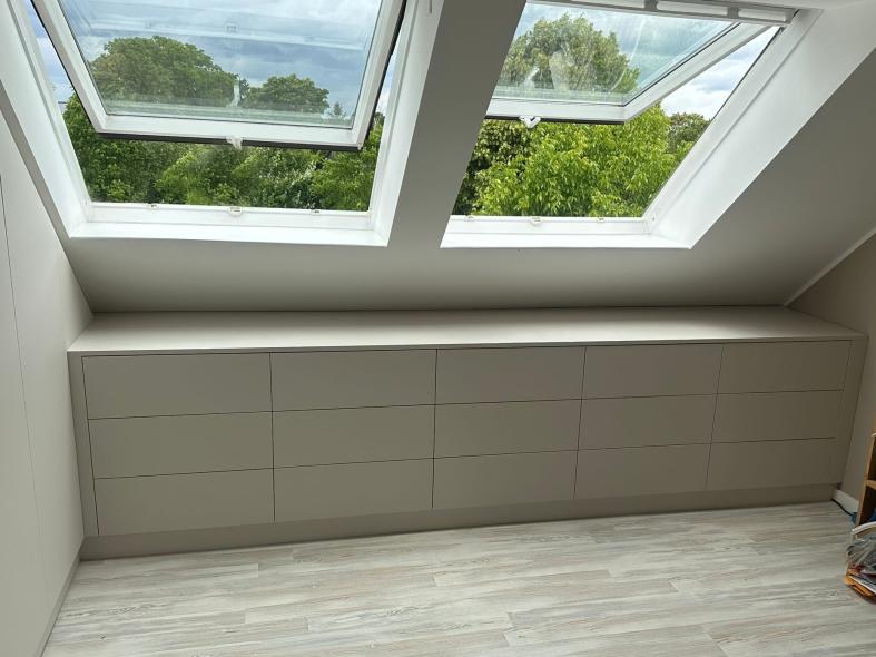 Regal unter Dachschrägen-Fenster 