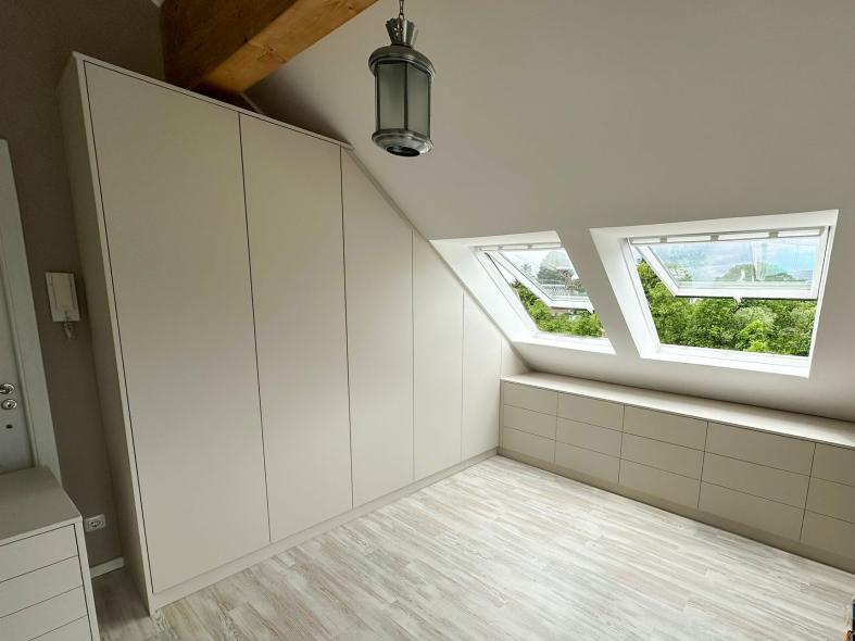 Kleiderschrank, passgenau in der Ecke 