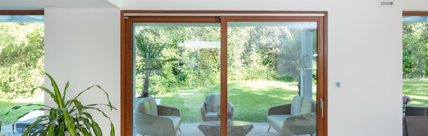 Hebe-Schiebe-Tür Holz mit Blick auf Terrasse